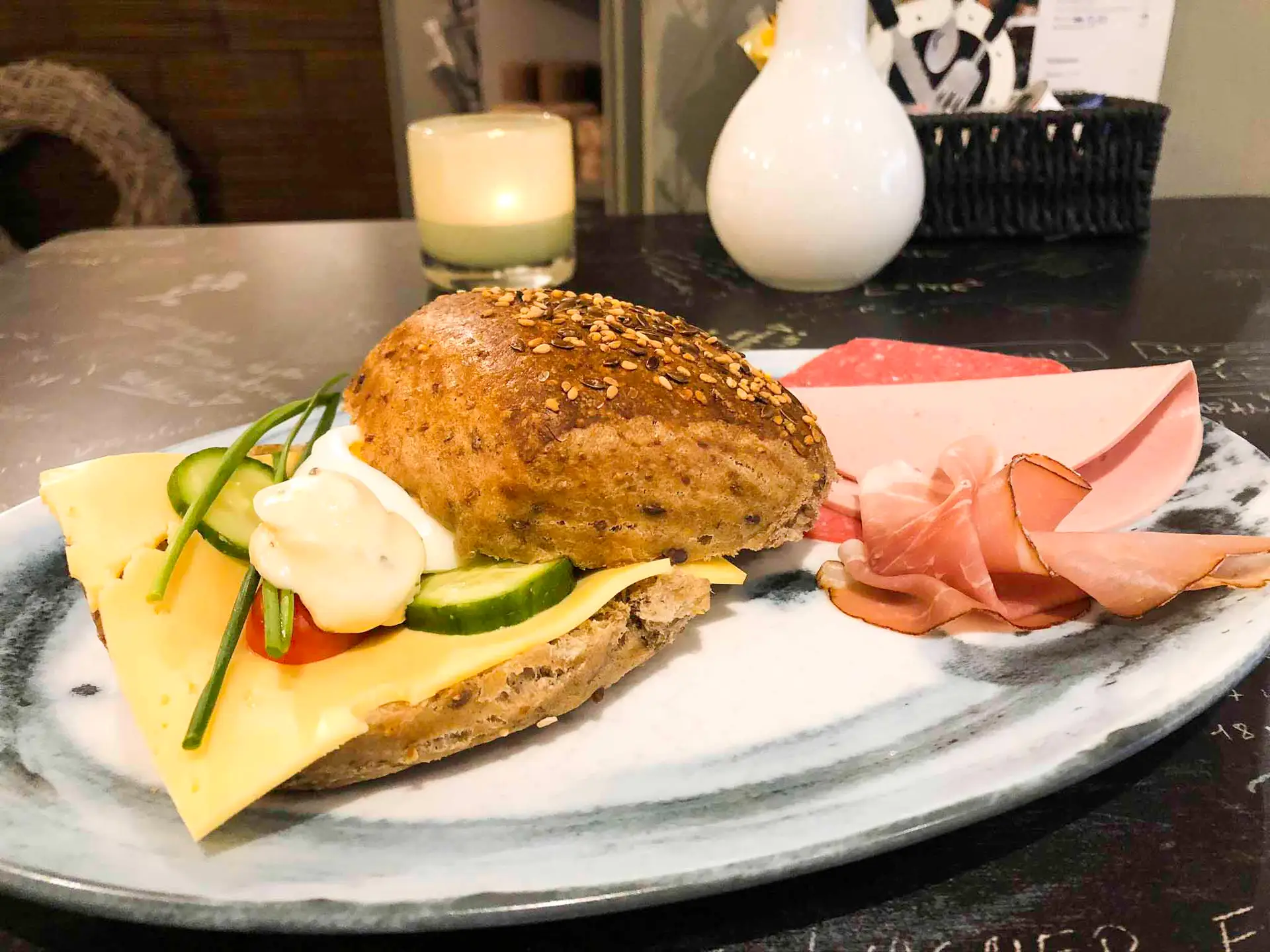 Frühstück Brötchen Stil und Blüte Café Moers