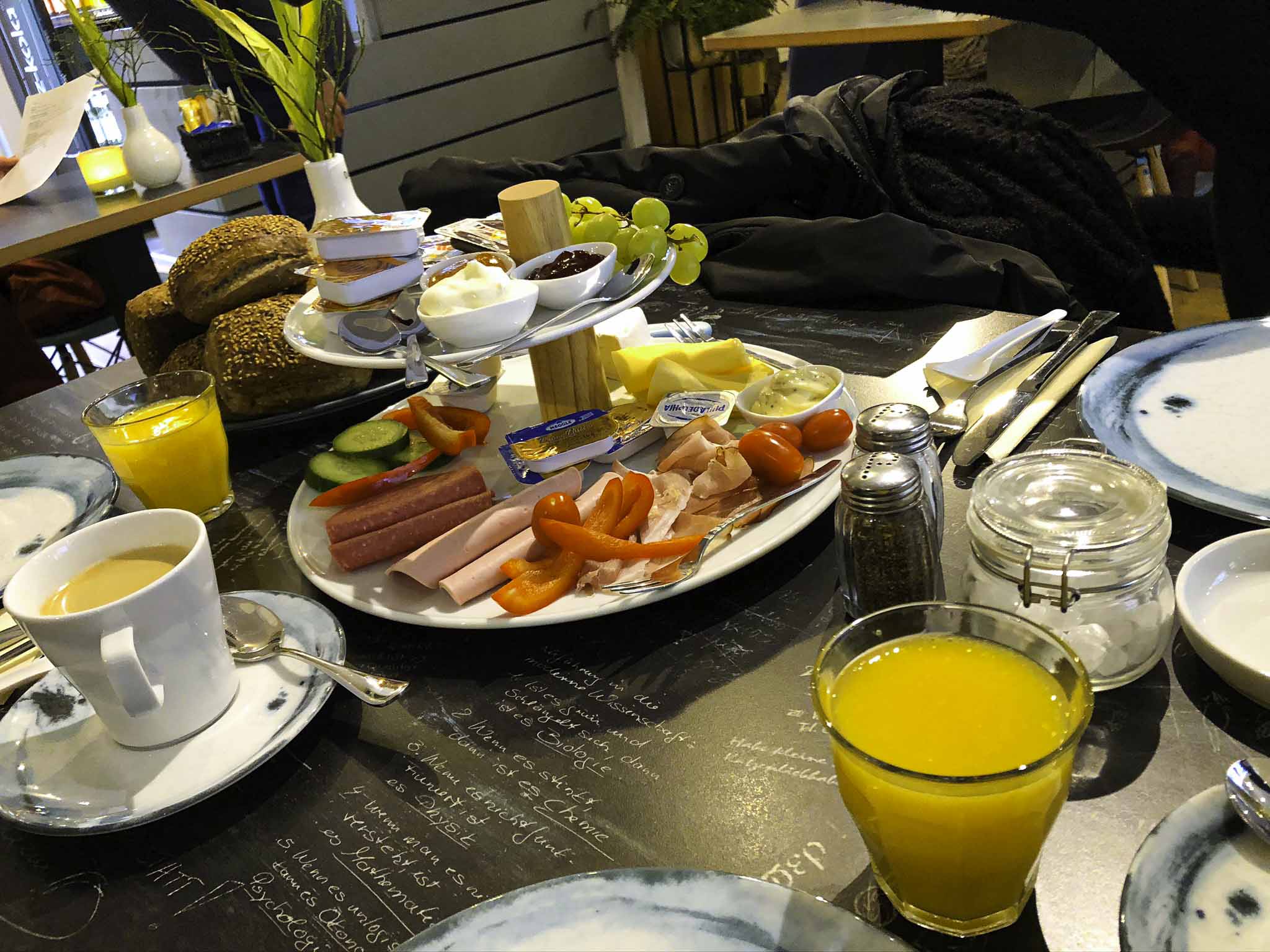 Frühstück Etagere Stil und Blüte Café Moers