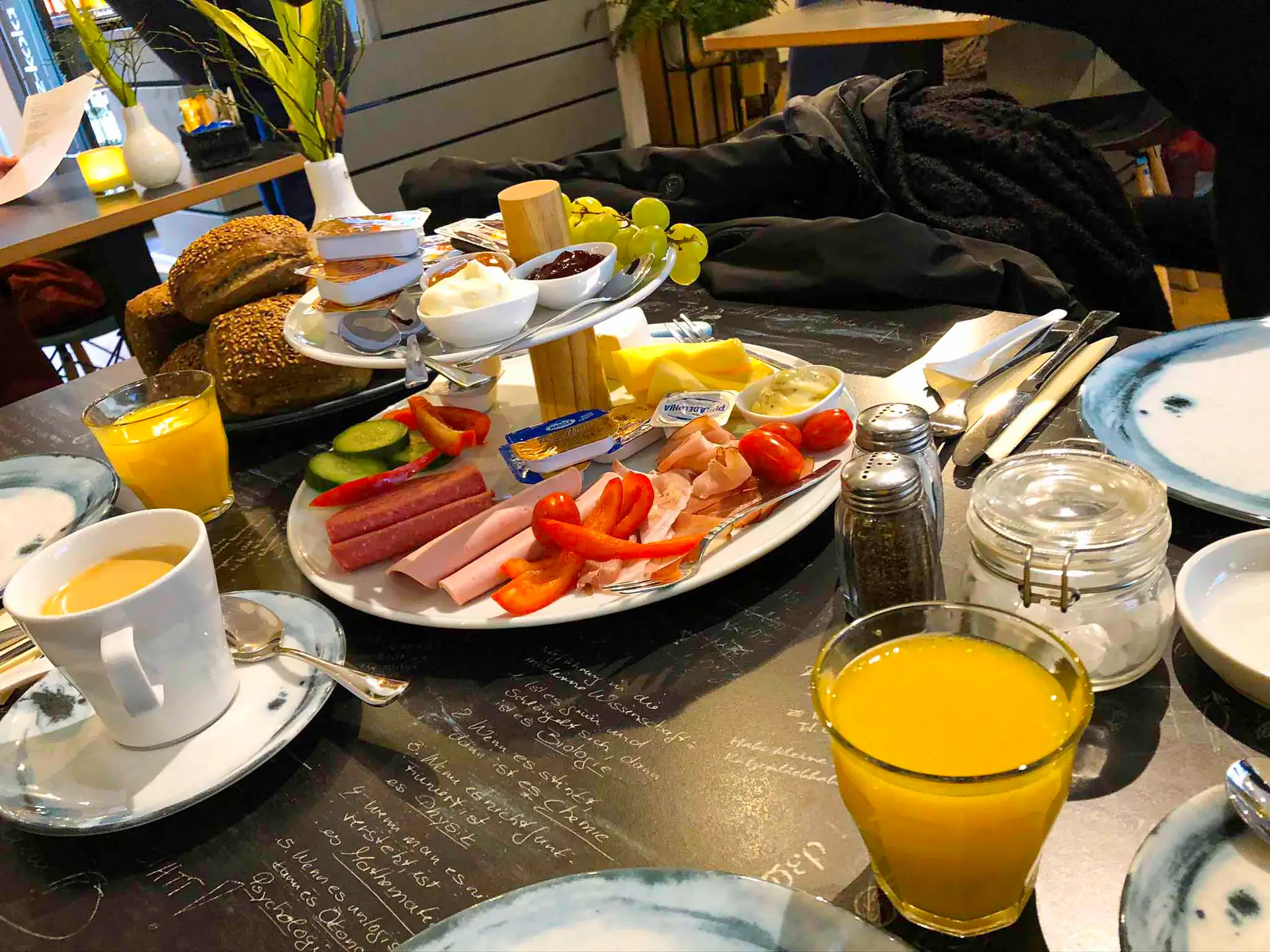 Frühstück Etagere Stil und Blüte Café Moers