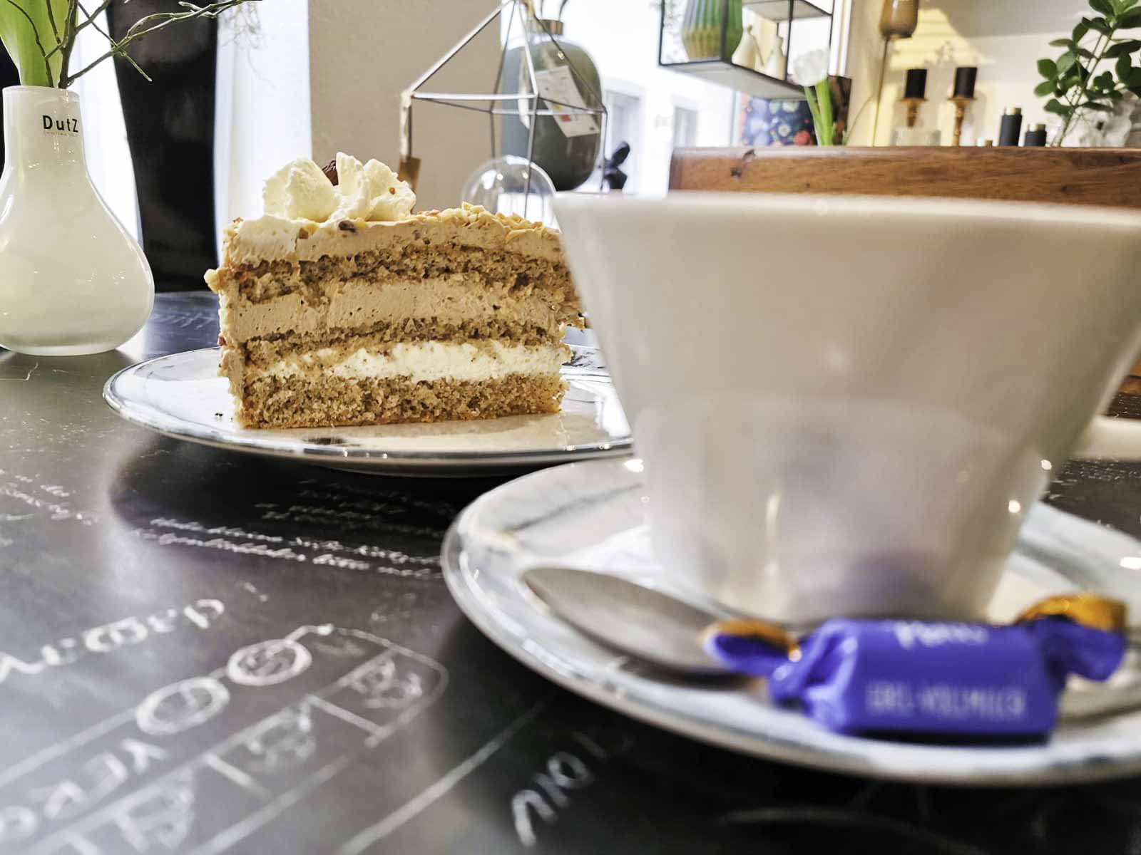 Kaffe und Kuchen Stil und Blüte Café Moers